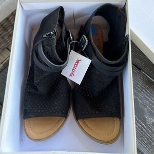 Open toe flats blowfish size 7.5